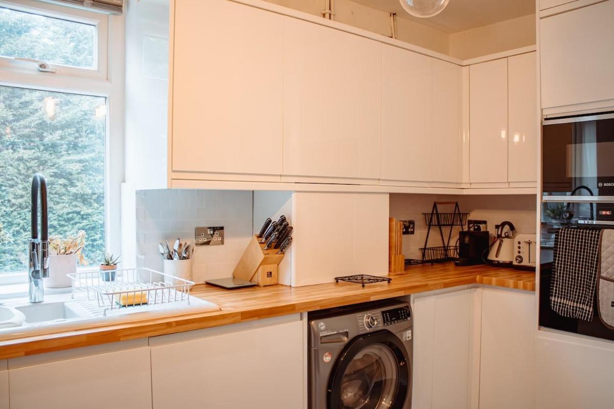 Modern 1-Bed House With Parking Near Kirkstall Villa Horsforth Buitenkant foto